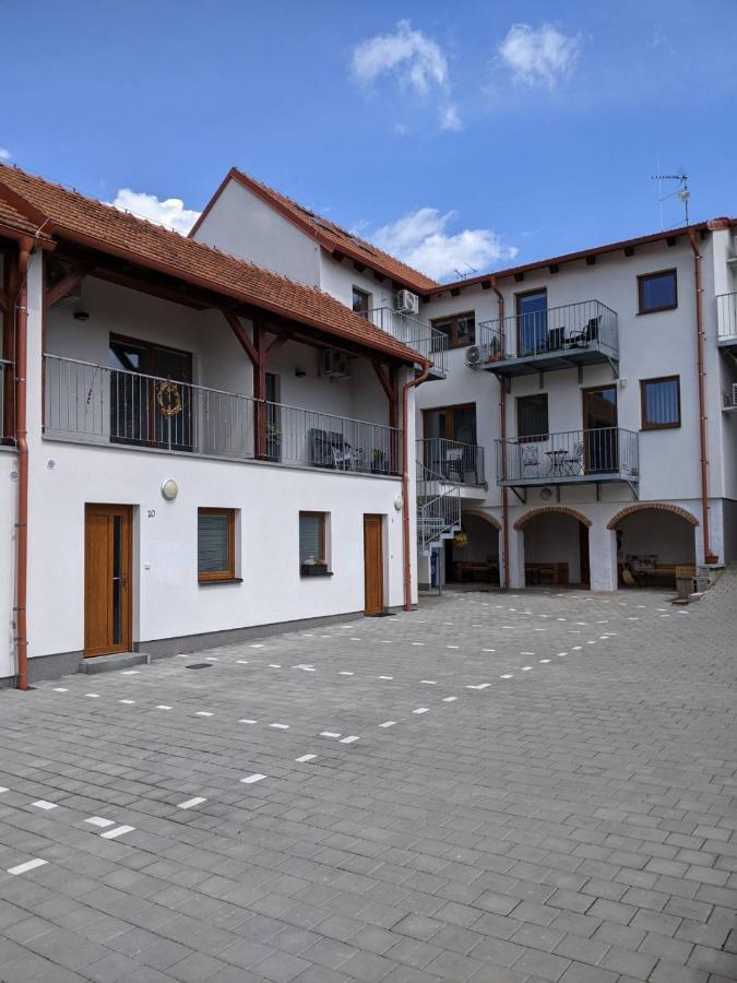 Rv Apartman Микулов Экстерьер фото