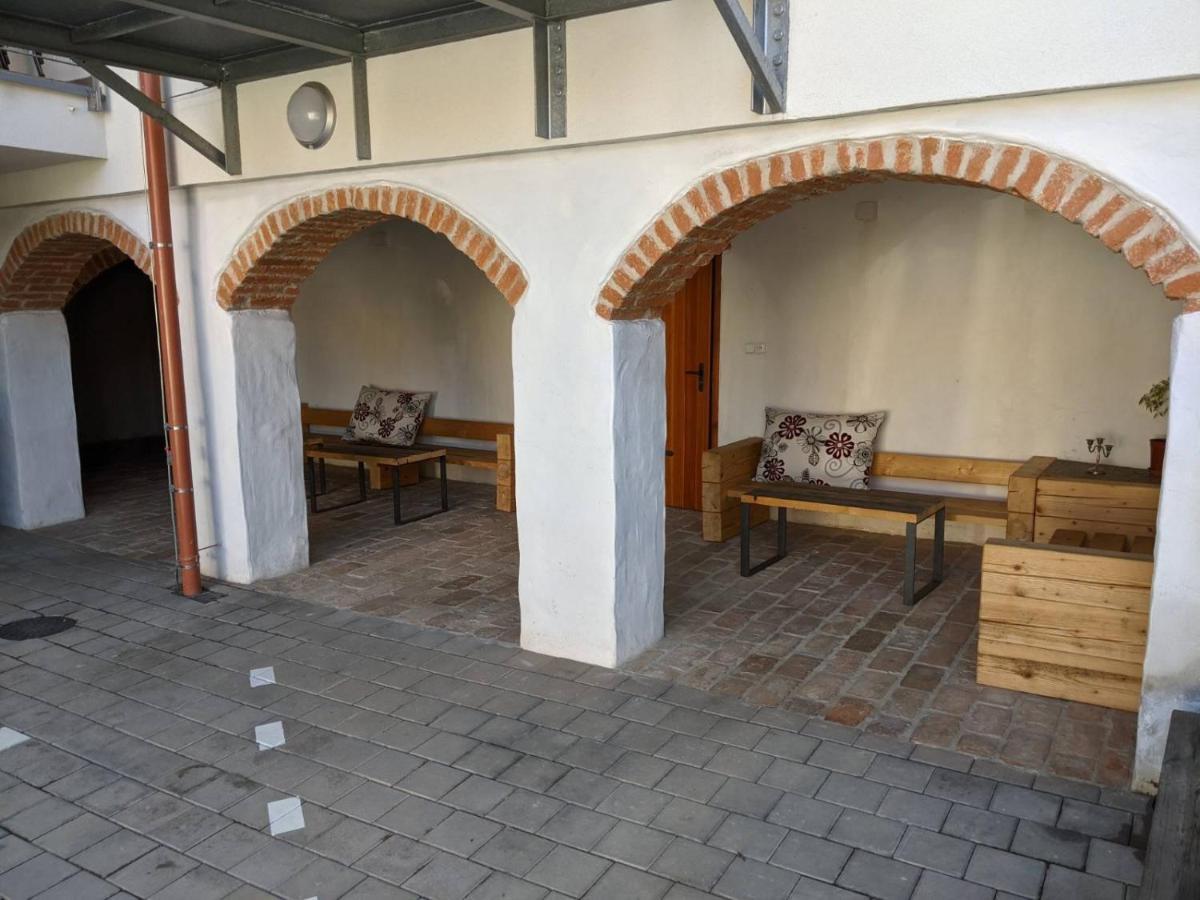 Rv Apartman Микулов Экстерьер фото